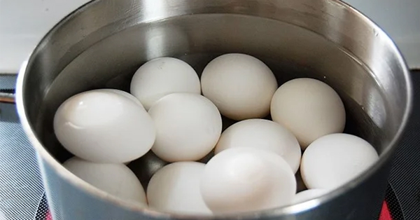 Cách luộc trứng không bị nứt, dễ bóc vỏ cực đơn giản