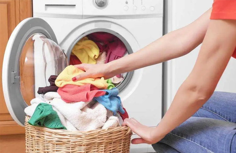 Vì sao giặt quần áo tại nhà không thơm lâu như ngoài tiệm?
